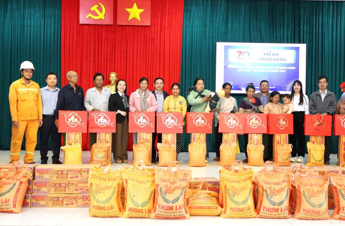 PC Đắk Nông tặng quà cho hộ nghèo, hộ có hoàn cảnh khó khăn tại xã Đắk Blao, huyện Đắk Glong, tỉnh Đắk Nông