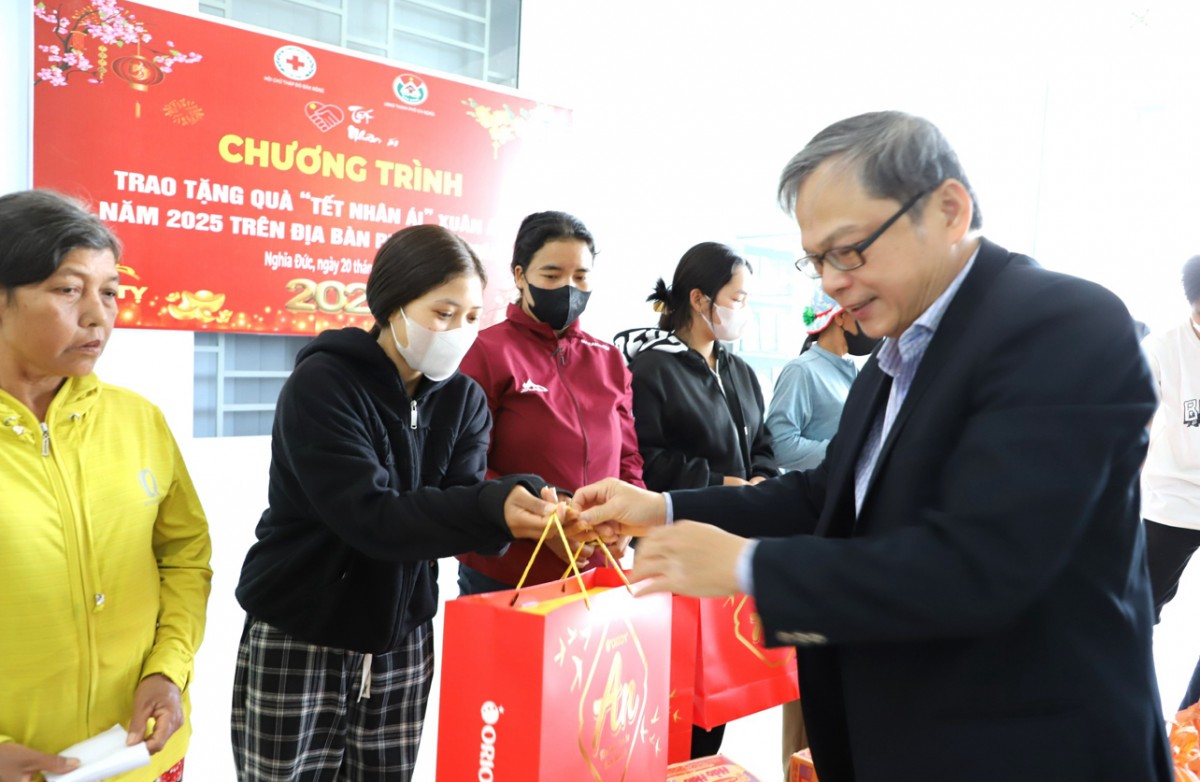 Ông Nguyễn Thanh Phương - Giám đốc PC Đắk Nông tặng quà cho hộ nghèo, hộ có hoàn cảnh khó khăn nhân dịp Tết Nguyên đán Ất Tỵ 2025