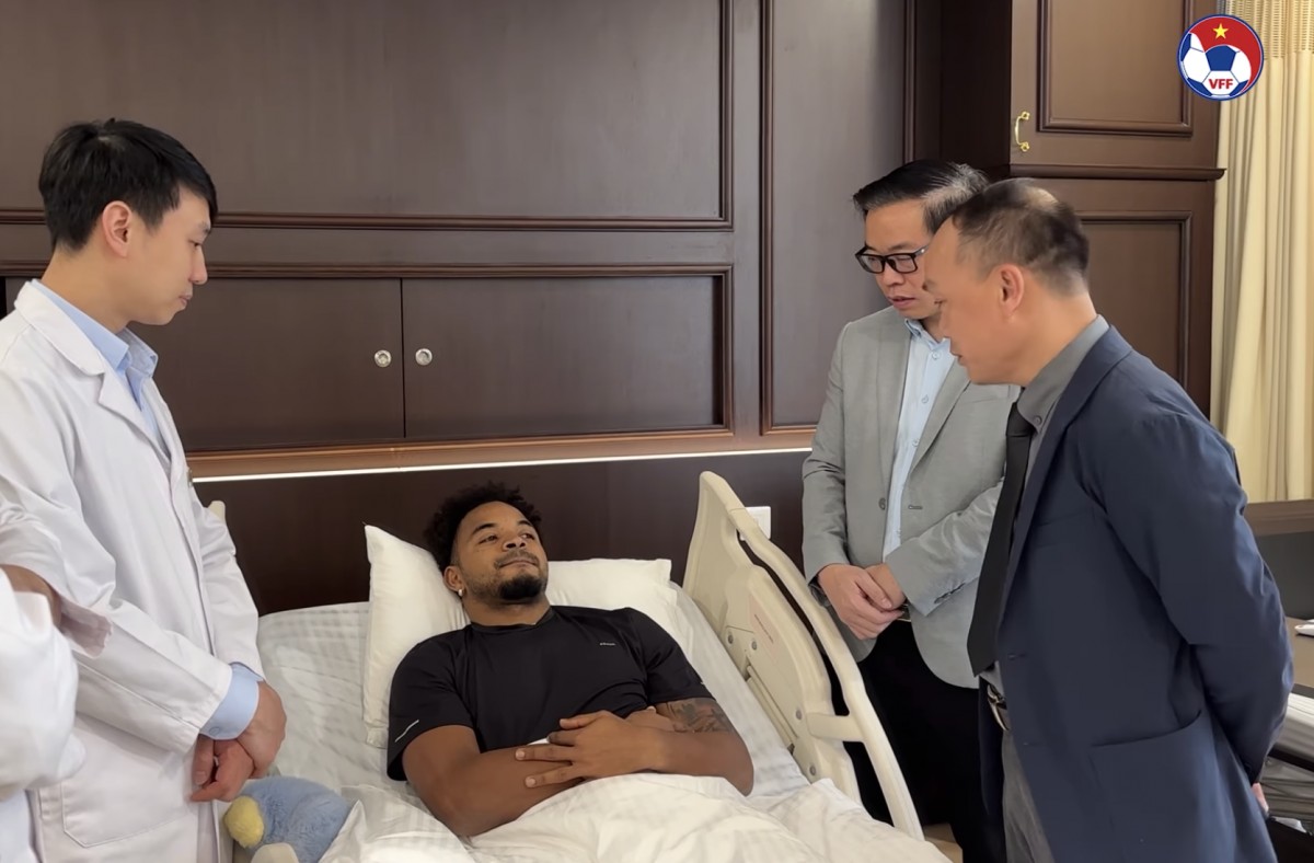 Cầu thủ Nguyễn Xuân Son trước khi cầu thủ này được xuất viện trở về nhà đón Tết vào ngày 24/1. Ảnh: VFF