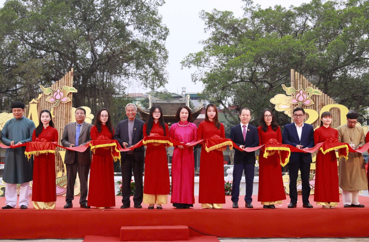 Hội chữ Xuân Ất Tỵ 2025 chính thức khai mạc tại tại khu vực hồ Văn thuộc di tích Văn Miếu – Quốc Tử Giám,