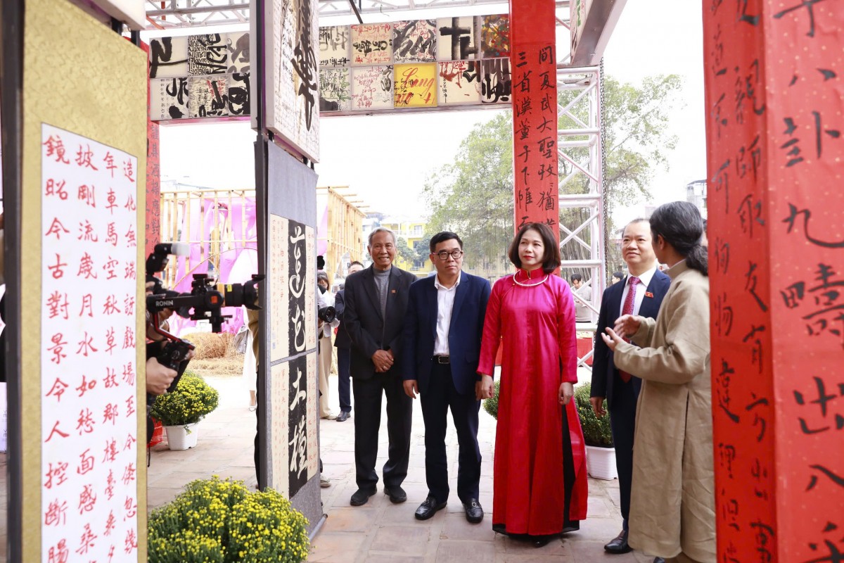 Các đại biểu tham quan gian hàng Hội chữ Xuân