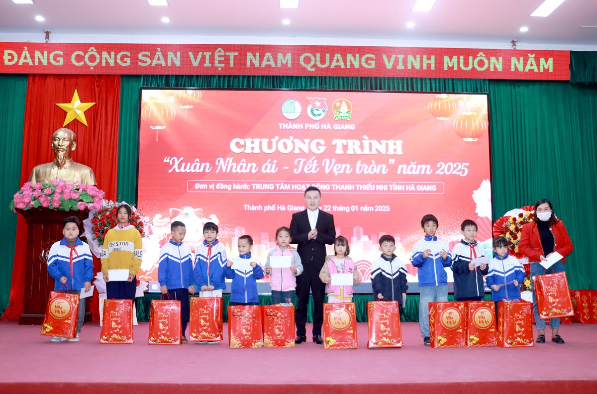 Hà Giang trao quà Tết cho các em học sinh có hoàn cảnh khó khăn. Ảnh: Báo Hà Giang Hà Giang trao quà Tết cho các em học sinh có hoàn cảnh khó khăn. Ảnh: Báo Hà Giang