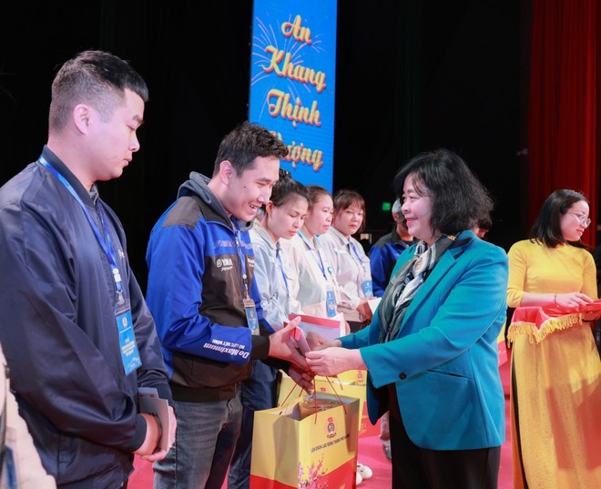 Bí thư Thành ủy Hà Nội Bùi Thị Minh Hoài trao quà cho người lao động tại chương trình “Tết sum vầy” 2025. Ảnh: Công an Thủ đô Bí thư Thành ủy Hà Nội Bùi Thị Minh Hoài trao quà cho người lao động tại chương trình “Tết sum vầy” 2025. Ảnh: Công an Thủ đô