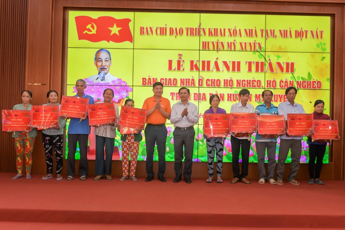 Trần Văn Lâu - Phó Bí thư Tỉnh ủy, Chủ tịch UBND tỉnh Sóc Trăng (bên phải) và đơn vị doanh nghiệp hỗ trợ trao bảng bàn giao nhà ở và quà Tết cho hộ nghèo, hộ cận nghèo. Ảnh: CHÍ BẢO Trần Văn Lâu - Phó Bí thư Tỉnh ủy, Chủ tịch UBND tỉnh Sóc Trăng (bên phải) và đơn vị doanh nghiệp hỗ trợ trao bảng bàn giao nhà ở và quà Tết cho hộ nghèo, hộ cận nghèo. Ảnh: CHÍ BẢO