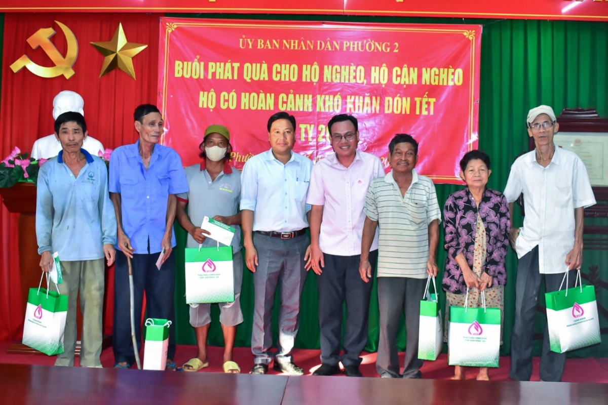 Trao quà Tết cho người mù có hoàn cảnh khó khăn tỉnh Sóc Trăng. Ảnh: MAI KHÔI Trao quà Tết cho người mù có hoàn cảnh khó khăn tỉnh Sóc Trăng. Ảnh: MAI KHÔI