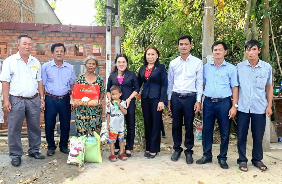 Lãnh đạo thành phố Sóc Trăng thăm và tặng quà Tết cho hộ có hoàn cảnh khó khăn trên địa bàn Lãnh đạo thành phố Sóc Trăng thăm và tặng quà Tết cho hộ có hoàn cảnh khó khăn trên địa bàn