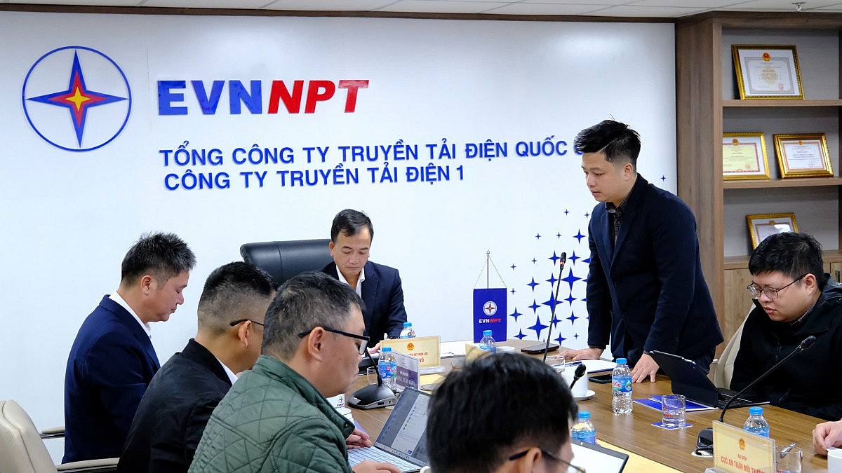 Chùm ảnh kiểm tra đảm bảo điện khối truyền tải dịp Tết