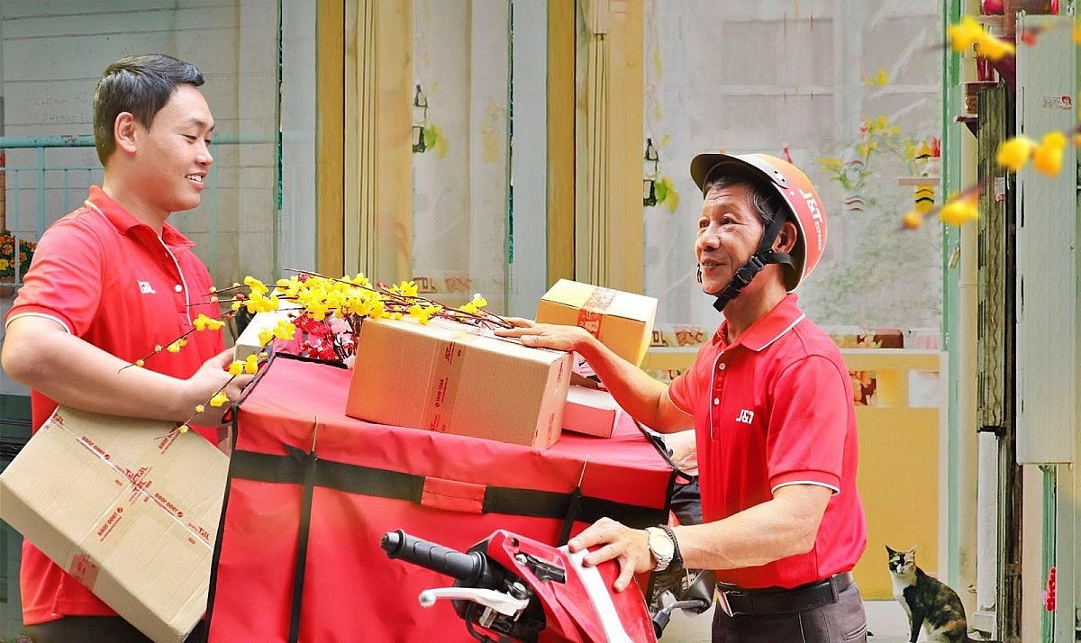 Thương mại điện tử bùng nổ đã làm cho thị trường dịch vụ chuyển phát, giao hàng trở nên sôi động. Ảnh: NĐT