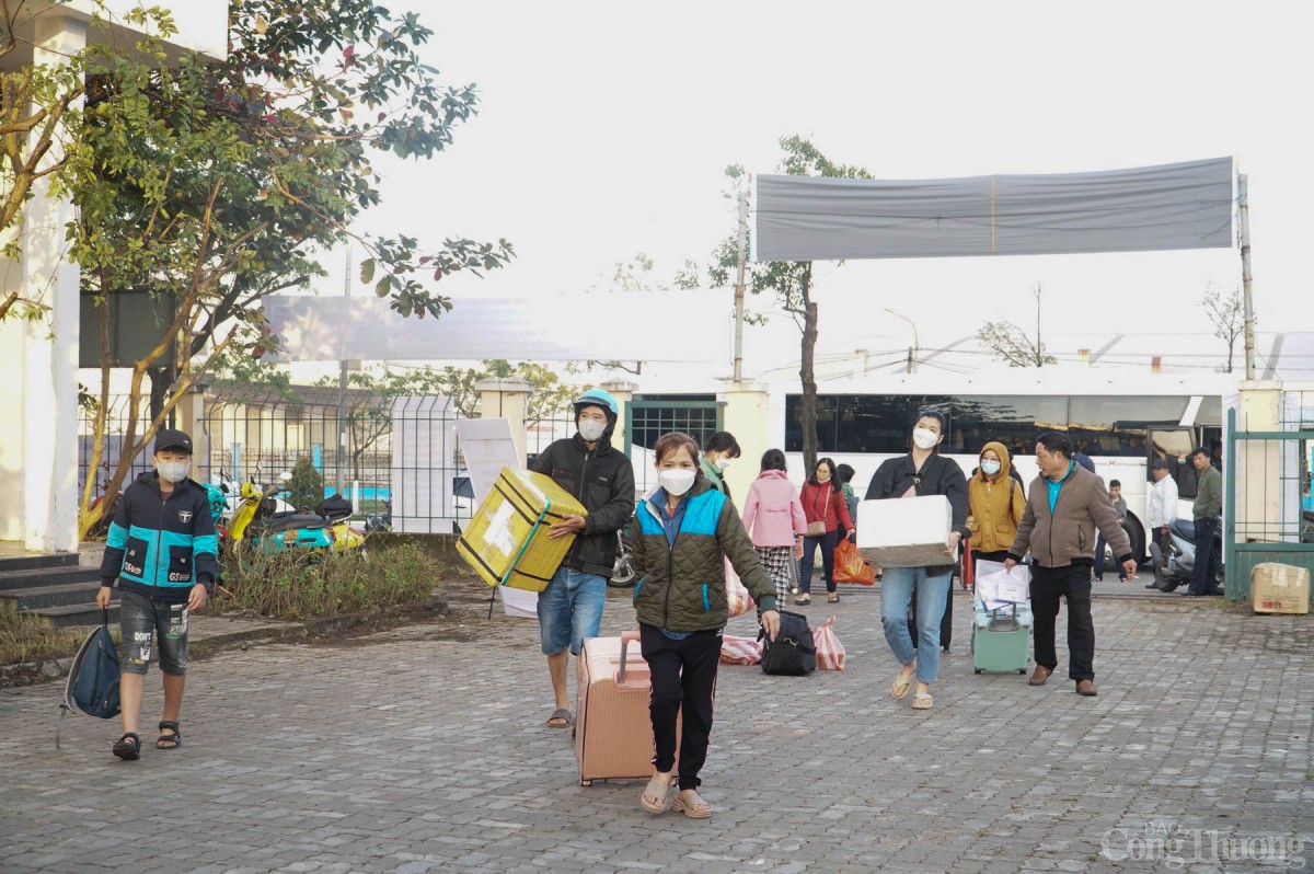 Từ sáng sớm, người lao động cùng gia đình đã lỉnh kỉnh hàng lý đến tại trung tâm Văn hóa Thể thao công nhân khu công nghiệp Hòa Khánh