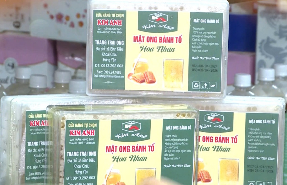 Những sản phẩm mật ong bánh tổ của siêu thị Kim Anh được làm ra từ sự chắt chiu, ngày đêm ăn ngủ cùng ong 