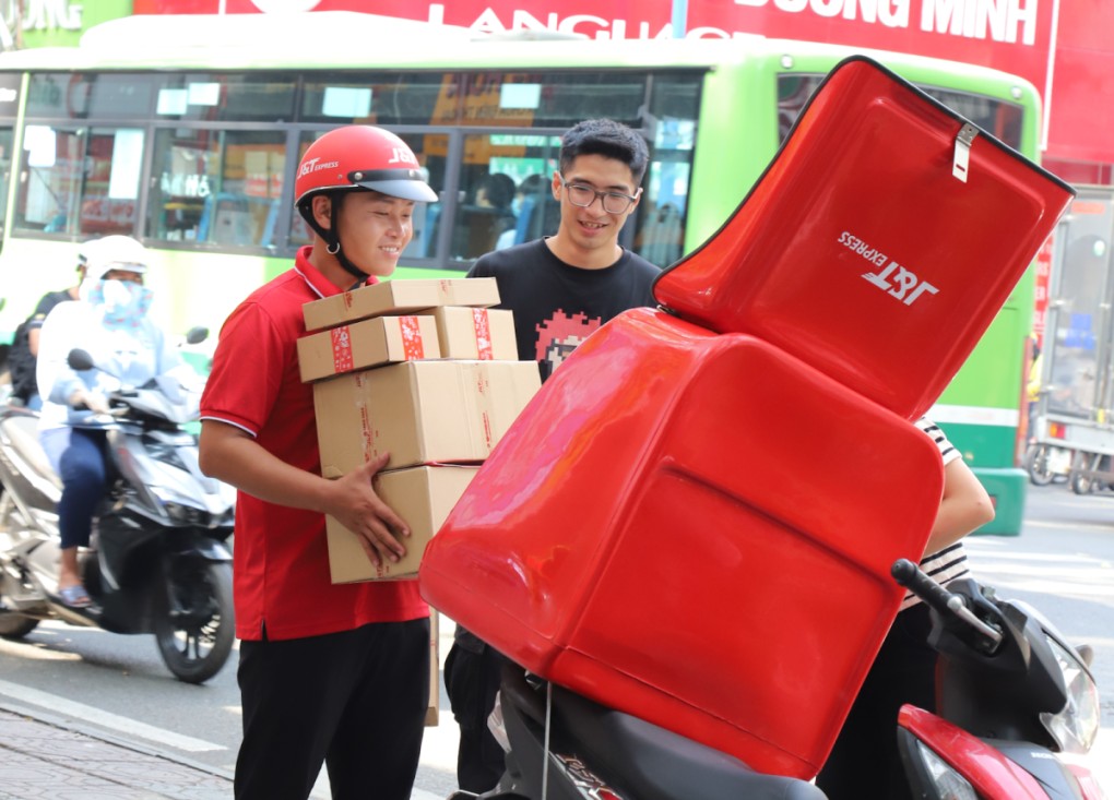 Thời điểm Tết Nguyên đán, khách hàng nên giữ thái độ bình tĩnh, ứng xử văn minh và thể hiện sự thấu hiểu đối với các shipper. Ảnh: J&T Thời điểm Tết Nguyên đán, khách hàng nên giữ thái độ bình tĩnh, ứng xử văn minh và thể hiện sự thấu hiểu đối với các shipper. Ảnh: J&T