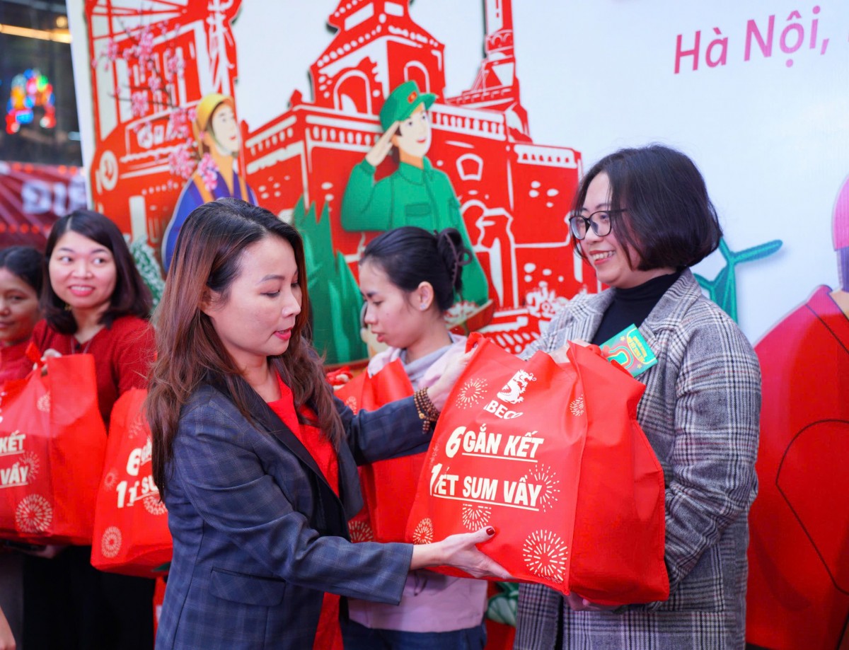 Ngoài việc chúc Tết trao quà, SABECO cũng phối hợp cùng chính quyền địa phương ở các tỉnh Phú Yên, Đắk Nông, Quảng Nam, Cà Mau, TP Hồ Chí Minh và Hà Nội để tổ chức các hoạt động vui chơi giải trí mang đậm không khí Tết. Một điểm nhấn của các sự kiện này là khu vực trải nghiệm “Chạm lộc đầu năm”, nơi người tham dự có thể nhận ngay quà tặng và lời chúc Tết từ SABECO khi tương tác với màn hình cảm ứng để đón chào năm mới và chia sẻ qua các nền tảng mạng xã hội, giúp lan tỏa niềm vui Tết đến mọi người ở mọi miền đất nước. Ngoài việc chúc Tết trao quà, SABECO cũng phối hợp cùng chính quyền địa phương ở các tỉnh Phú Yên, Đắk Nông, Quảng Nam, Cà Mau, TP Hồ Chí Minh và Hà Nội để tổ chức các hoạt động vui chơi giải trí mang đậm không khí Tết. Một điểm nhấn của các sự kiện này là khu vực trải nghiệm “Chạm lộc đầu năm”, nơi người tham dự có thể nhận ngay quà tặng và lời chúc Tết từ SABECO khi tương tác với màn hình cảm ứng để đón chào năm mới và chia sẻ qua các nền tảng mạng xã hội, giúp lan tỏa niềm vui Tết đến mọi người ở mọi miền đất nước.