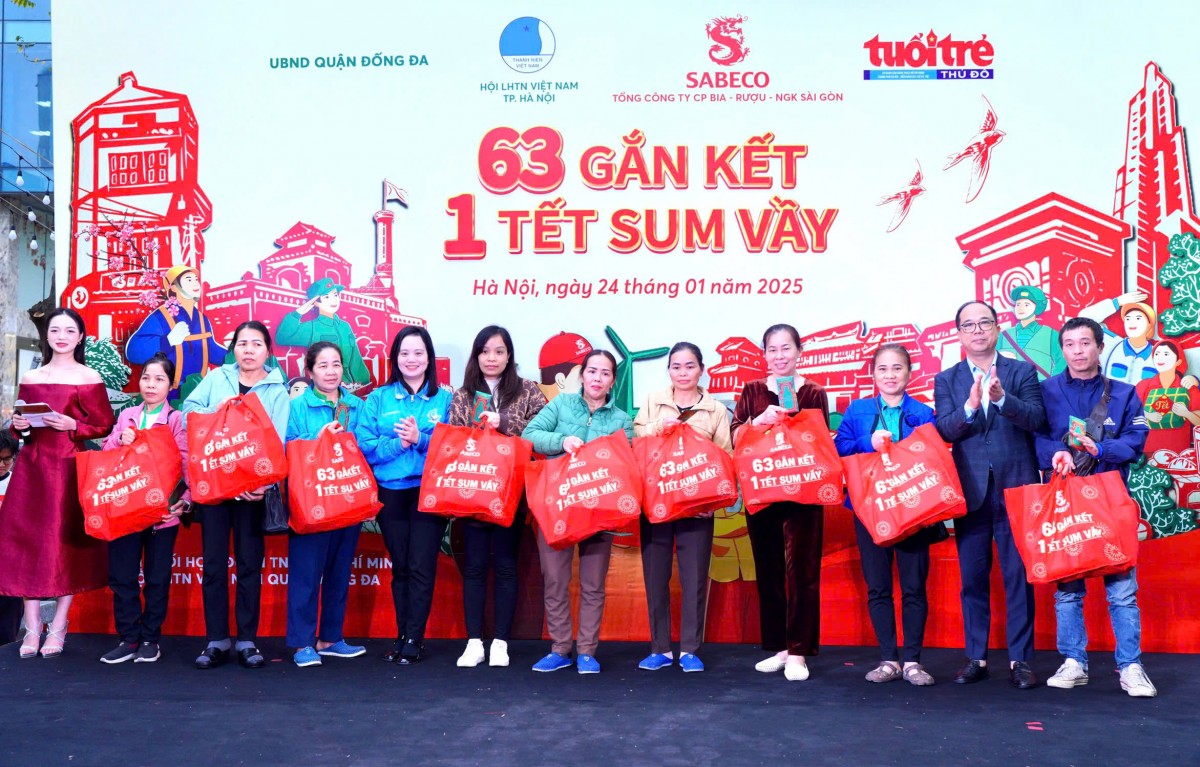 Nhà báo Nguyễn Mạnh Hưng - Tổng Biên tập báo Tuổi trẻ Thủ đô cùng Bí thư Quận đoàn Đống Đa Nguyễn Thị Thanh Tâm trao quà cho người lao động tại chương trình “63 Gắn kết- 1 Tết Sum vầy” Nhà báo Nguyễn Mạnh Hưng - Tổng Biên tập báo Tuổi trẻ Thủ đô cùng Bí thư Quận đoàn Đống Đa Nguyễn Thị Thanh Tâm trao quà cho người lao động tại chương trình “63 Gắn kết- 1 Tết Sum vầy”