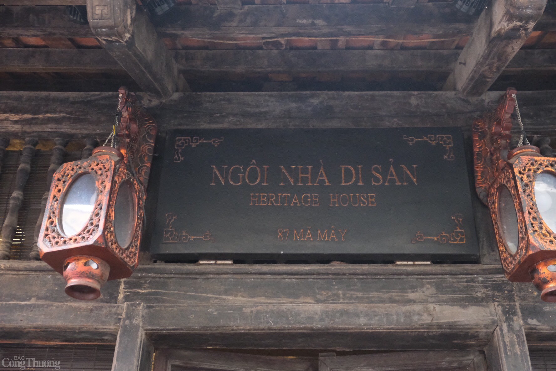 Về ngôi nhà di sản tại 87 Mã Mây, ngôi nhà này được xây dựng vào cuối thế kỷ XIX. Nơi đây đã thay đổi chủ nhiều lần. Năm 1945, một thương gia bán thuốc bắc đã mua lại ngôi nhà. Từ năm 1954 - 1999, từng có 5 gia đình sinh sống tại đây. Ảnh: Lê An