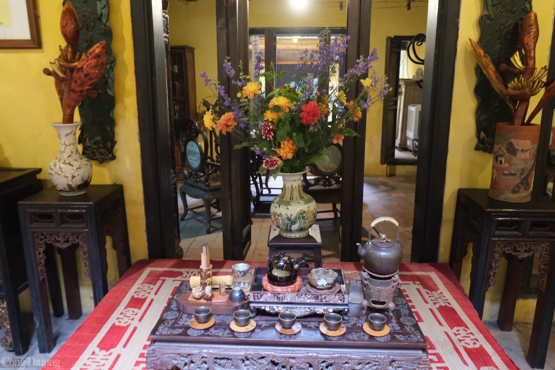 Ngôi nhà số 87 phố Mã Đến với nhà cổ vào mùa đông, nơi đây còn được trang trí bởi những loài hoa đặc trưng của Hà Nội như cúc hoạ mi hay hoa đào khoe sắc. Nhà cổ 87 Mã Mây thực sự là một nơi lưu giữ dấu mốc vững vàng cho lịch sử phát triển kiến trúc của phố cổ Hà Nội. Những đồ vật xưa cũ vẫn được gìn giữ nguyên vẹn như nhắc nhở về những kỷ niệm đẹp, những dấu ấn khó phai mờ dù người xưa đã không còn. Ảnh: Lê AnMây mang vẻ đẹp cũ kĩ, giản dị tựa như những nét vẽ hay gặp trong tranh. Đây là một trong số rất ít những nhà cổ còn sót lại ở Hà Nội. Một căn nhà nhỏ bằng gỗ nâu với nước sơn màu vàng bỗng lọt thỏm ẩn hiện dưới tán cây đang độ thay lá giữa những hiện đại của đô thị với vô số tòa nhà cao tầng. Ảnh: Lê An