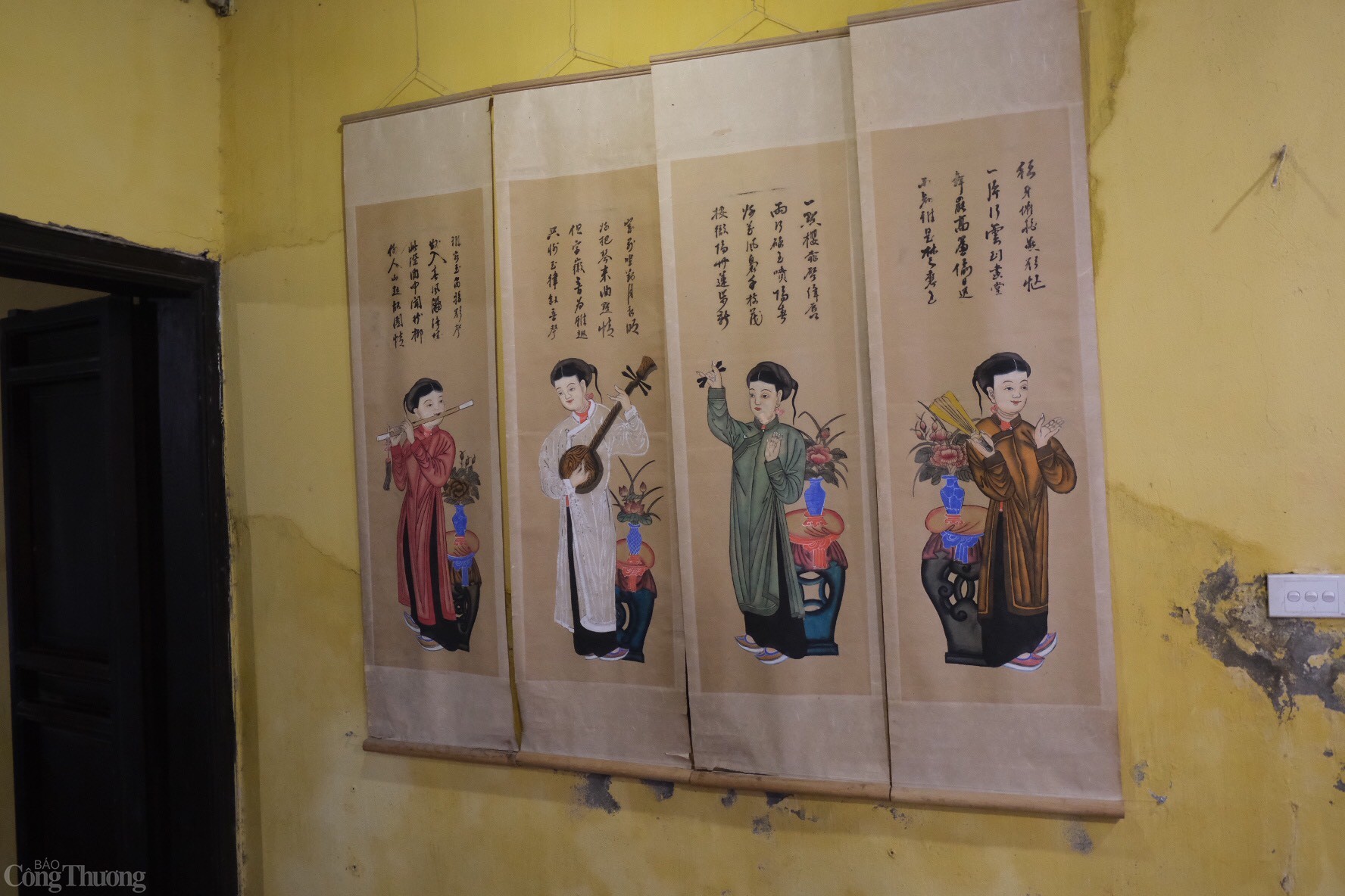 Tranh truyền thống được treo tại gian thờ ngôi nhà cổ. Ảnh: Lê An