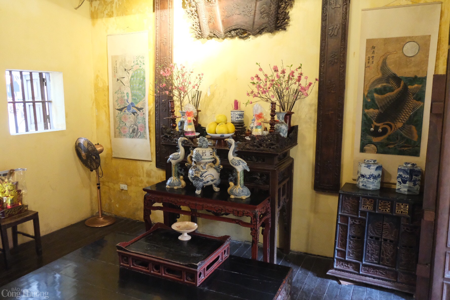 Trên tầng 2 là gian thờ và phòng ngủ. Vào những ngày giáp Tết, bàn thờ sẽ không thể thiếu những cành đào nhỏ. Ảnh: Lê An