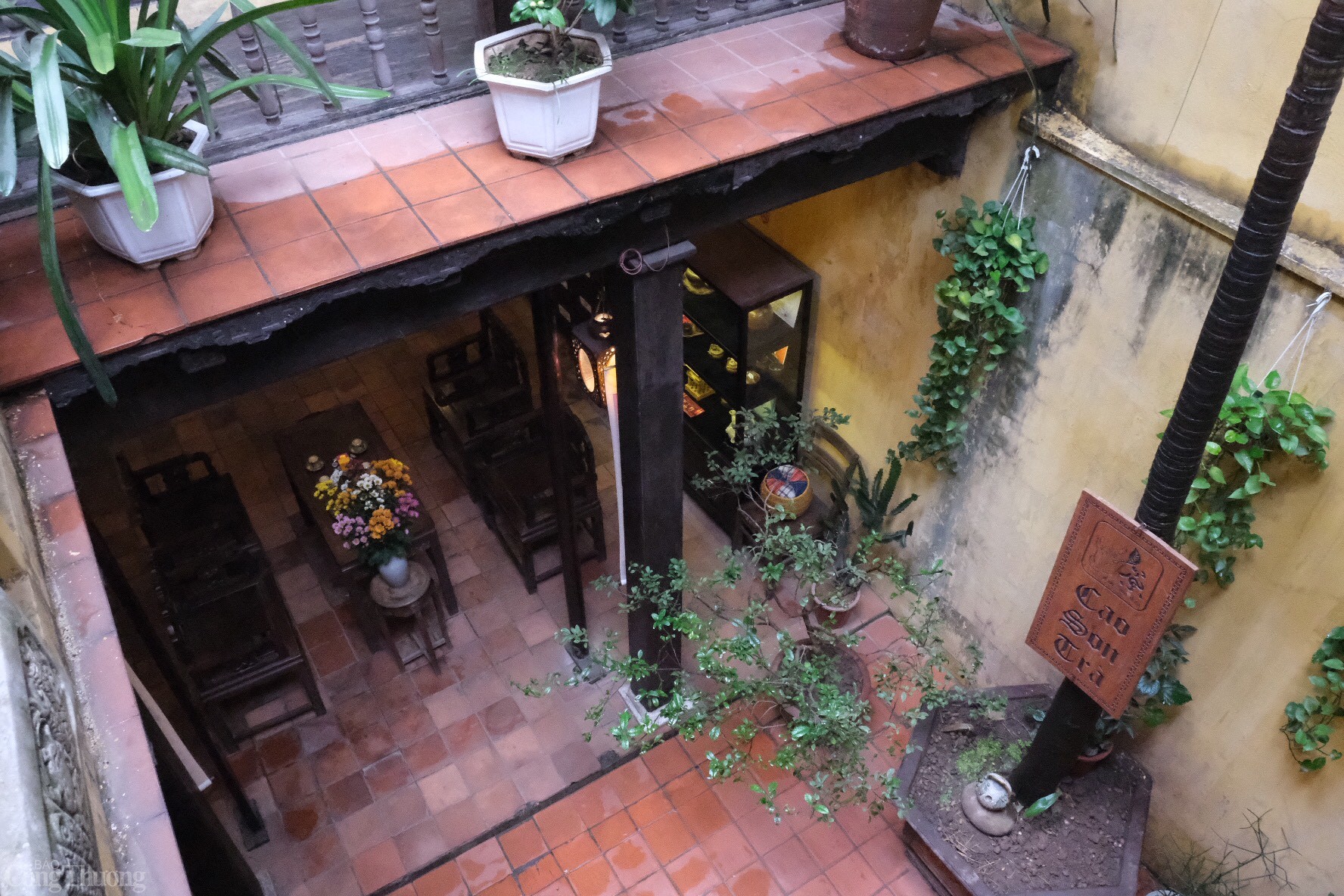 Đối với kiểu nhà cổ xưa, Phía trong có sân trời lấy ánh sáng, nước mưa làm nước sạch sinh hoạt. Tiếp đến là một gian nhà hậu, rồi đến kho hàng và bếp nấu ăn. Các khoảng sân trong tạo độ thông thoáng và ánh sáng tự nhiên cho ngôi nhà. Ảnh: Lê An