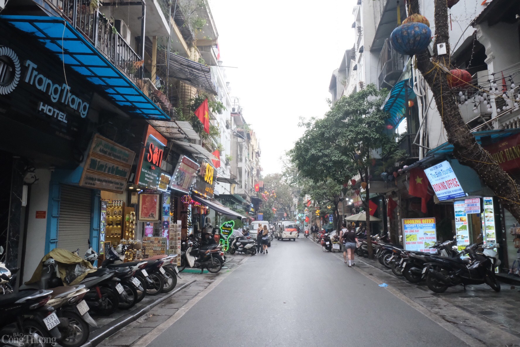 Phố Mã Mây trước kia nằm dọc theo bờ sông Hồng, là nơi trên bến dưới thuyền, sầm uất, thương mại diễn ra rất sôi nổi. Theo ghi chép, lúc bấy giờ, đoạn đầu đầu phố Hàng Mây chuyên bán đồ tre và song mây, đoạn gần phố Hàng Bạc bán vàng mã. Thời Pháp thuộc, 