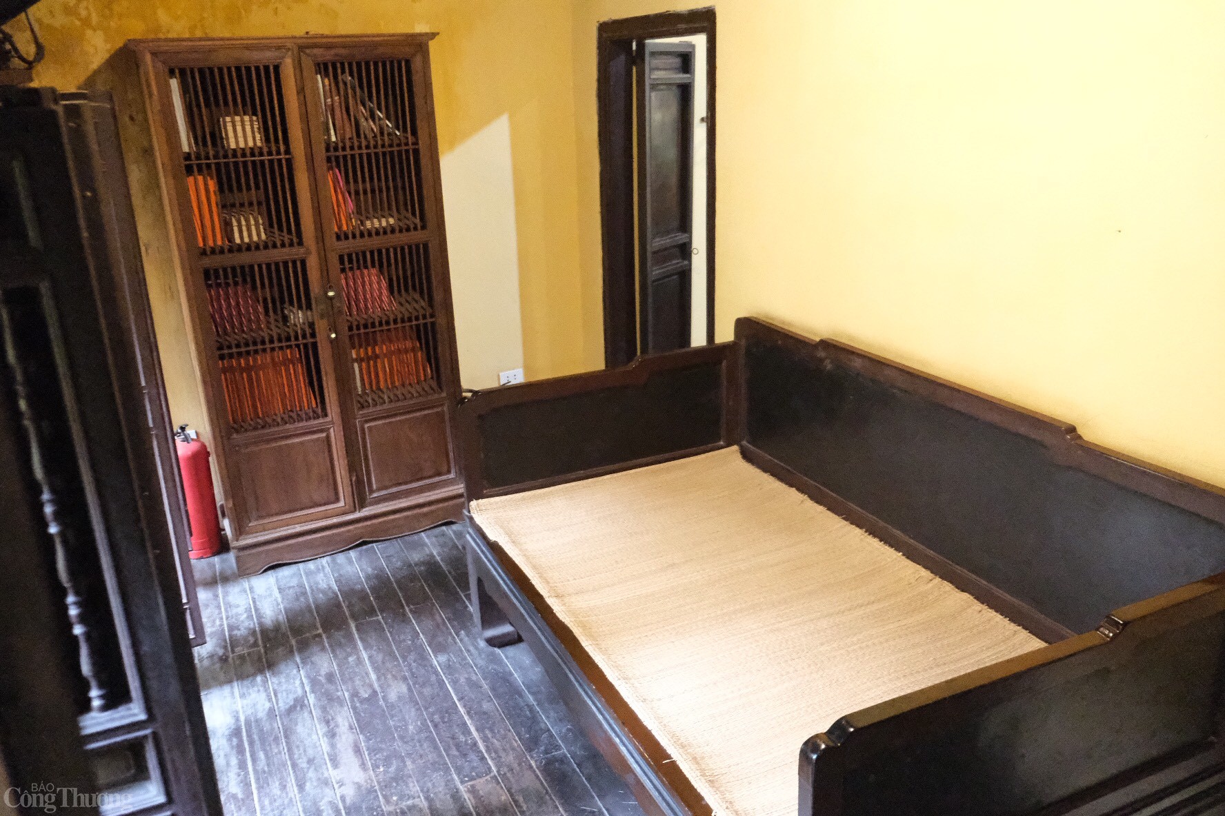 Ngôi nhà số 87 phố Mã Mây mang vẻ đẹp cũ kĩ, giản dị tựa như những nét vẽ hay gặp trong tranh. Đây là một trong số rất ít những nhà cổ còn sót lại ở Hà Nội. Một căn nhà nhỏ bằng gỗ nâu với nước sơn màu vàng bỗng lọt thỏm ẩn hiện dưới tán cây đang độ thay lá giữa những hiện đại của đô thị với vô số tòa nhà cao tầng.