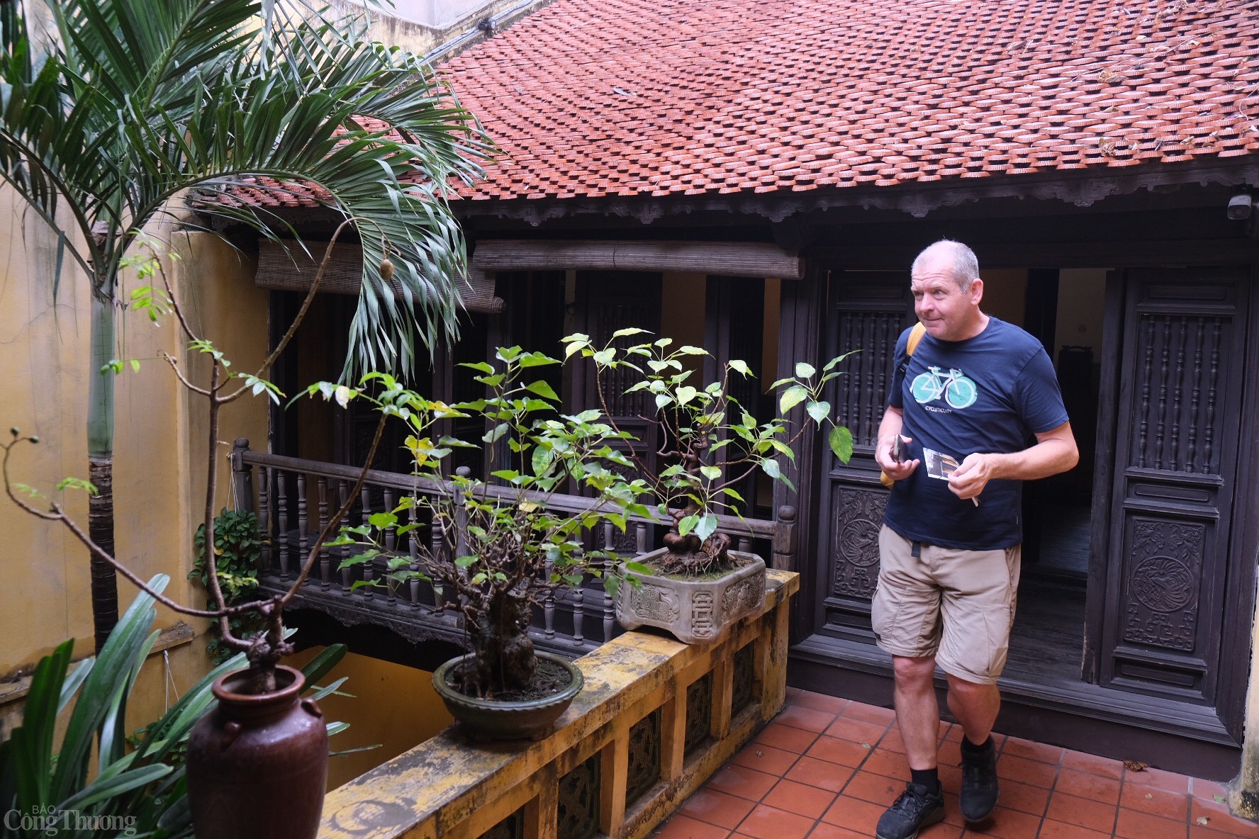 Khách quốc tế tham quan tầng hai tại Ngôi nhà Di sản Mã Mây. Ảnh: Lê An