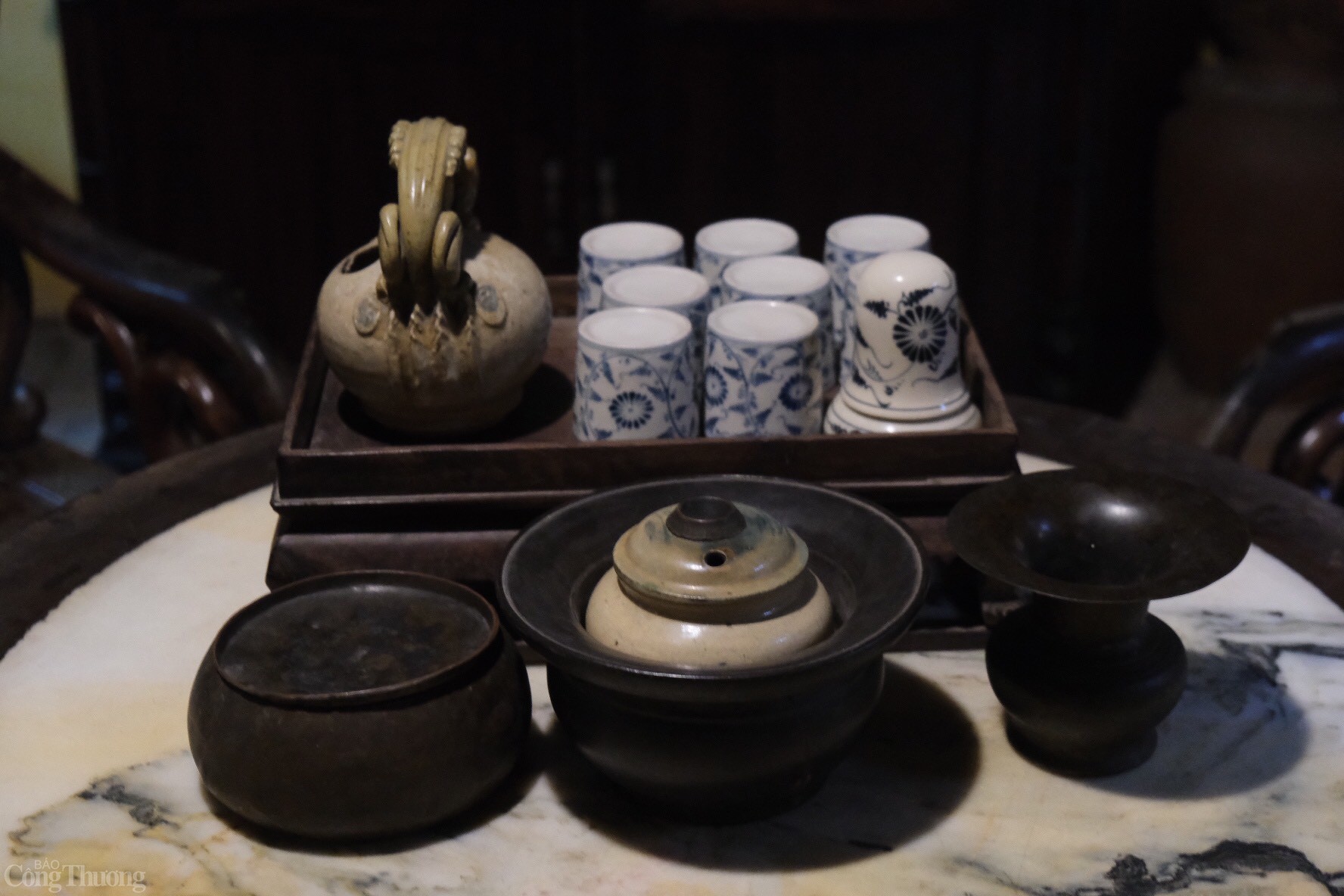 Bộ ấm trà mang những họa tiết truyền thống được trưng bày tại phòng khách của ngôi nhà. Ảnh: Lê An 