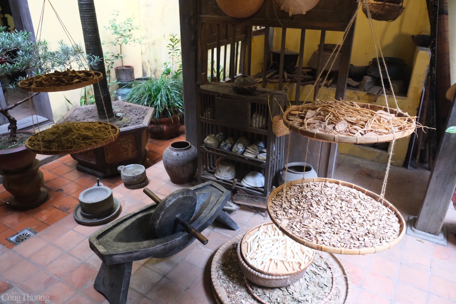 Vì từng có chủ sở hữu là thương gia buôn bán thuốc bắc, phía căn nhà cũng được tái hiện không gian làm thuốc. Ảnh: Lê An