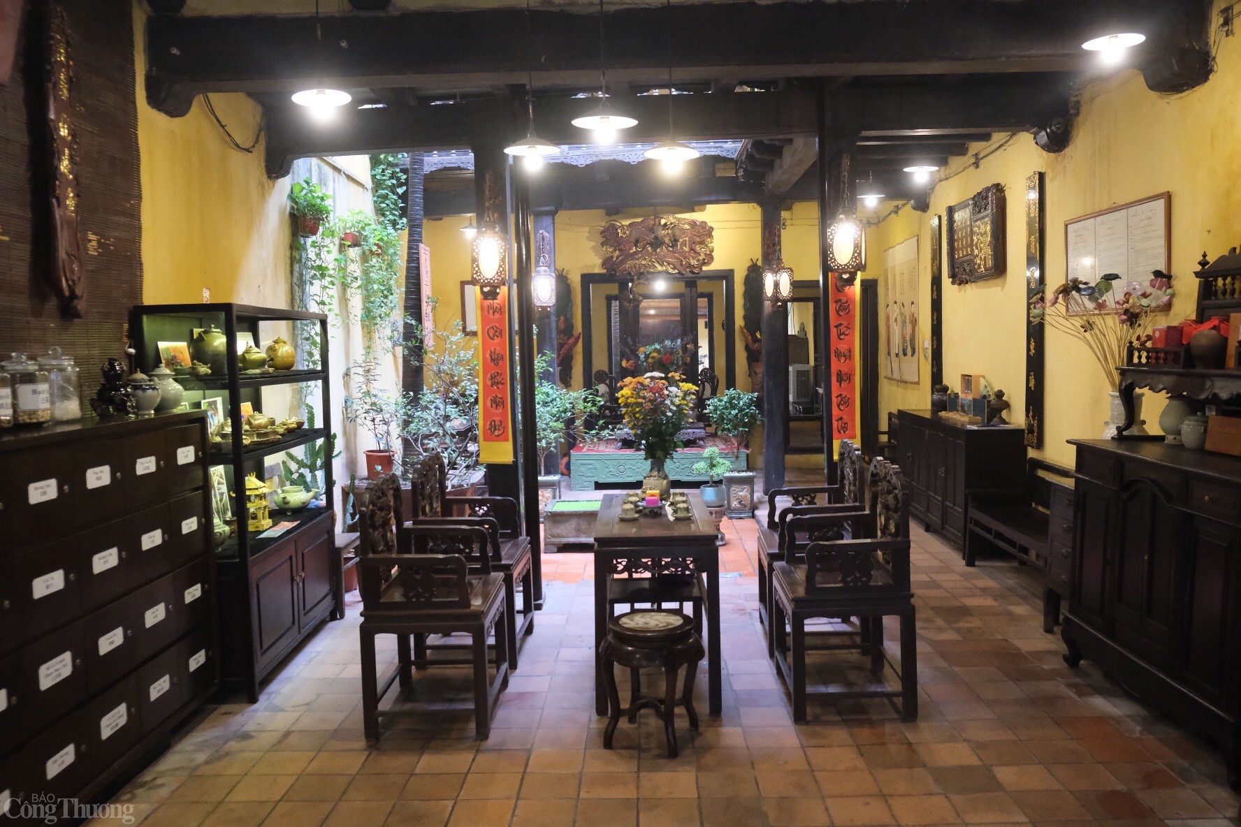 Ngôi nhà bắt đầu được trùng tu từ cuối năm 1998, hoàn thành vào ngày 27/10/1999 trong khuôn khổ hợp tác giữa thành phố Hà Nội và thành phố Toulouse (Pháp). Các gia đình được tái định cư ở nơi khác Trong quá trình sử dụng, người dân đã làm thay đổi cấu trú