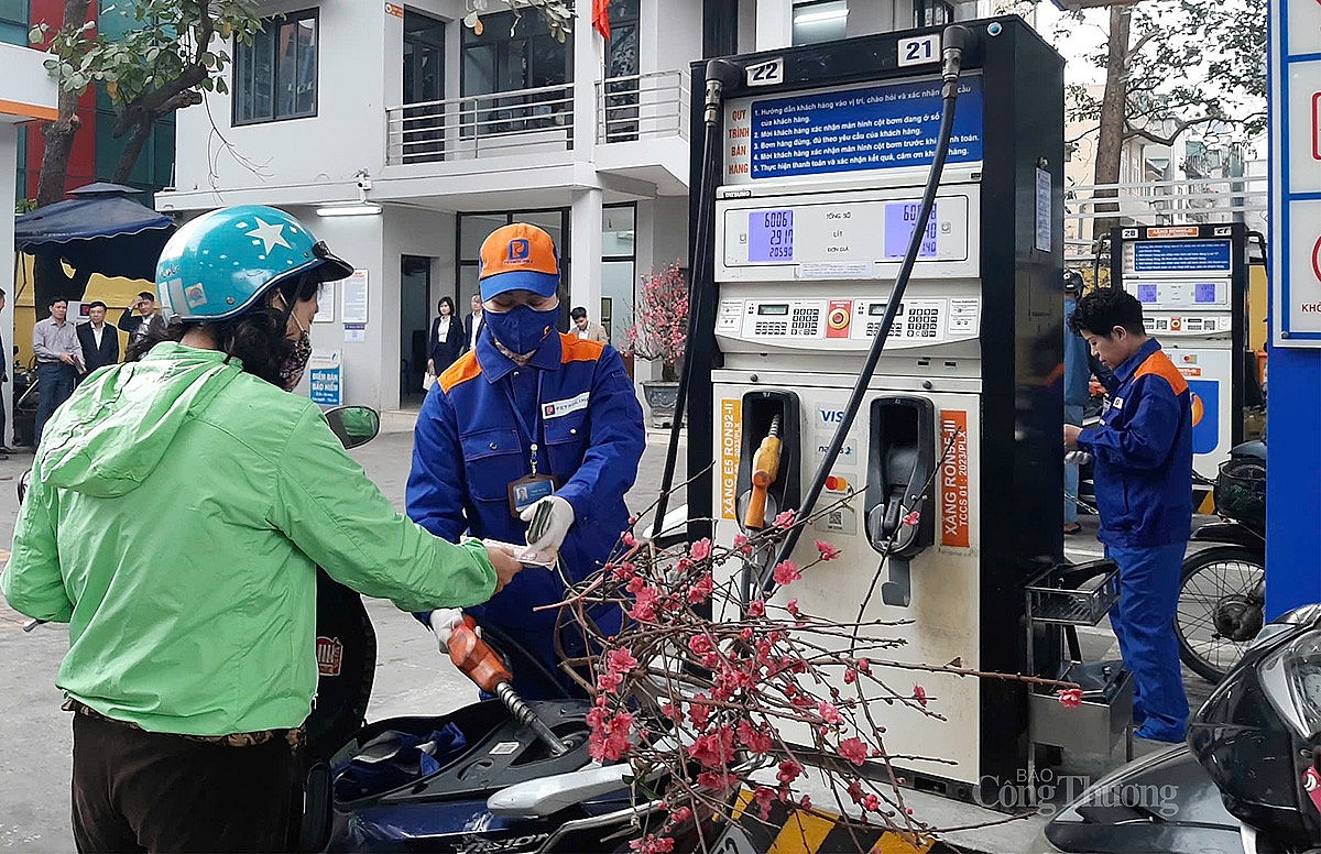 Người dân mua xăng tại cây xăng Nam Đồng Người dân mua xăng tại cây xăng Nam Đồng