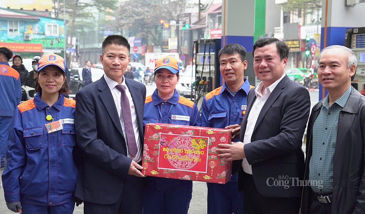 Tại buổi làm việc, Thứ trưởng Nguyễn Sinh Nhật Tân thay mặt Bộ Công Thương tặng quà cho cán bộ nhân viên tại cây xăng Nam Đồng Tại buổi làm việc, Thứ trưởng Nguyễn Sinh Nhật Tân thay mặt Bộ Công Thương tặng quà cho cán bộ nhân viên tại cây xăng Nam Đồng