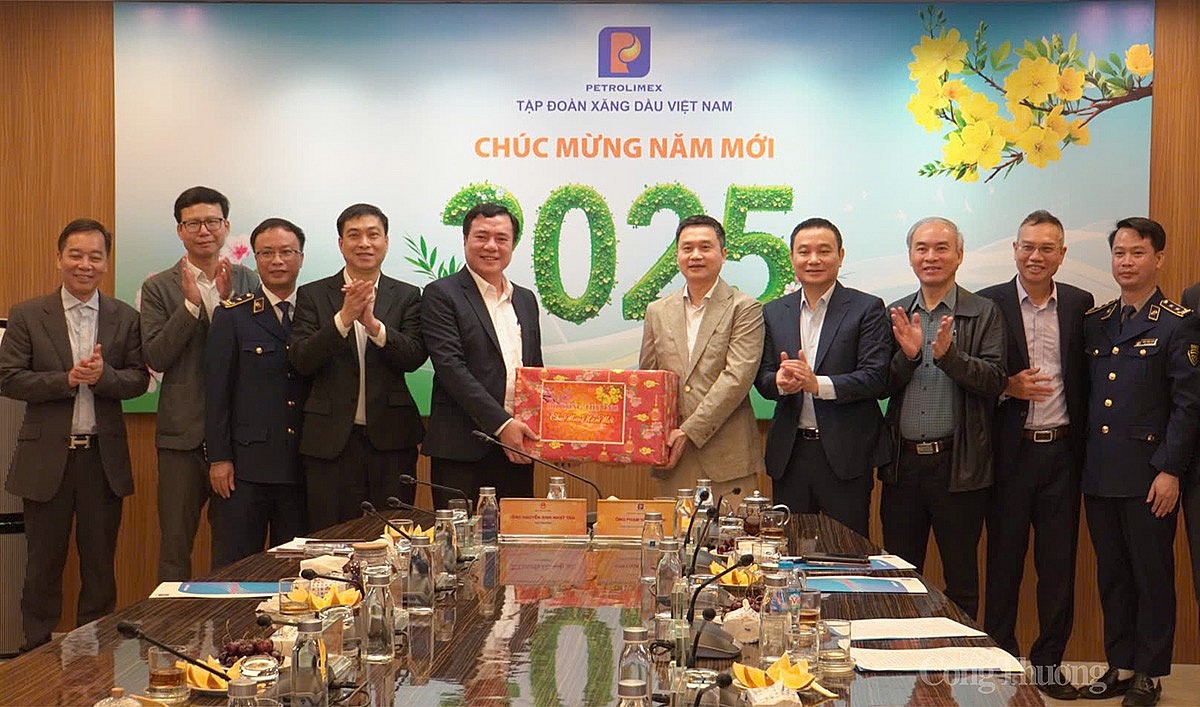 Tại buổi làm việc, Thứ trưởng Nguyễn Sinh Nhật Tân thay mặt Bộ Công Thương tặng quà cho Tập đoàn Xăng dầu Việt Nam (Petrolimex) Tại buổi làm việc, Thứ trưởng Nguyễn Sinh Nhật Tân thay mặt Bộ Công Thương tặng quà cho Tập đoàn Xăng dầu Việt Nam (Petrolimex)