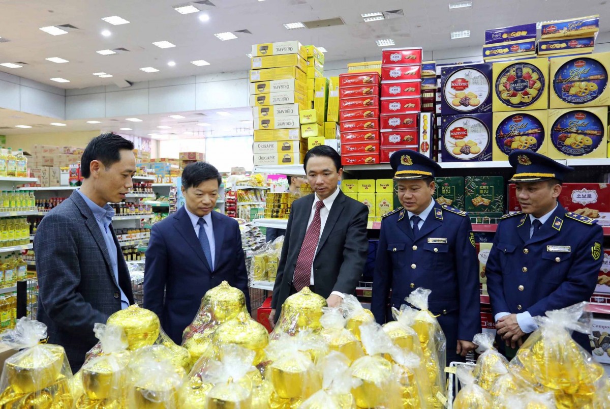 Lãnh đạo tỉnh Bắc Ninh và Giám đốc Sở Công Thương, cán bộ quản lý thị trường kiểm tra hàng hóa tại Siêu thị Dabaco
