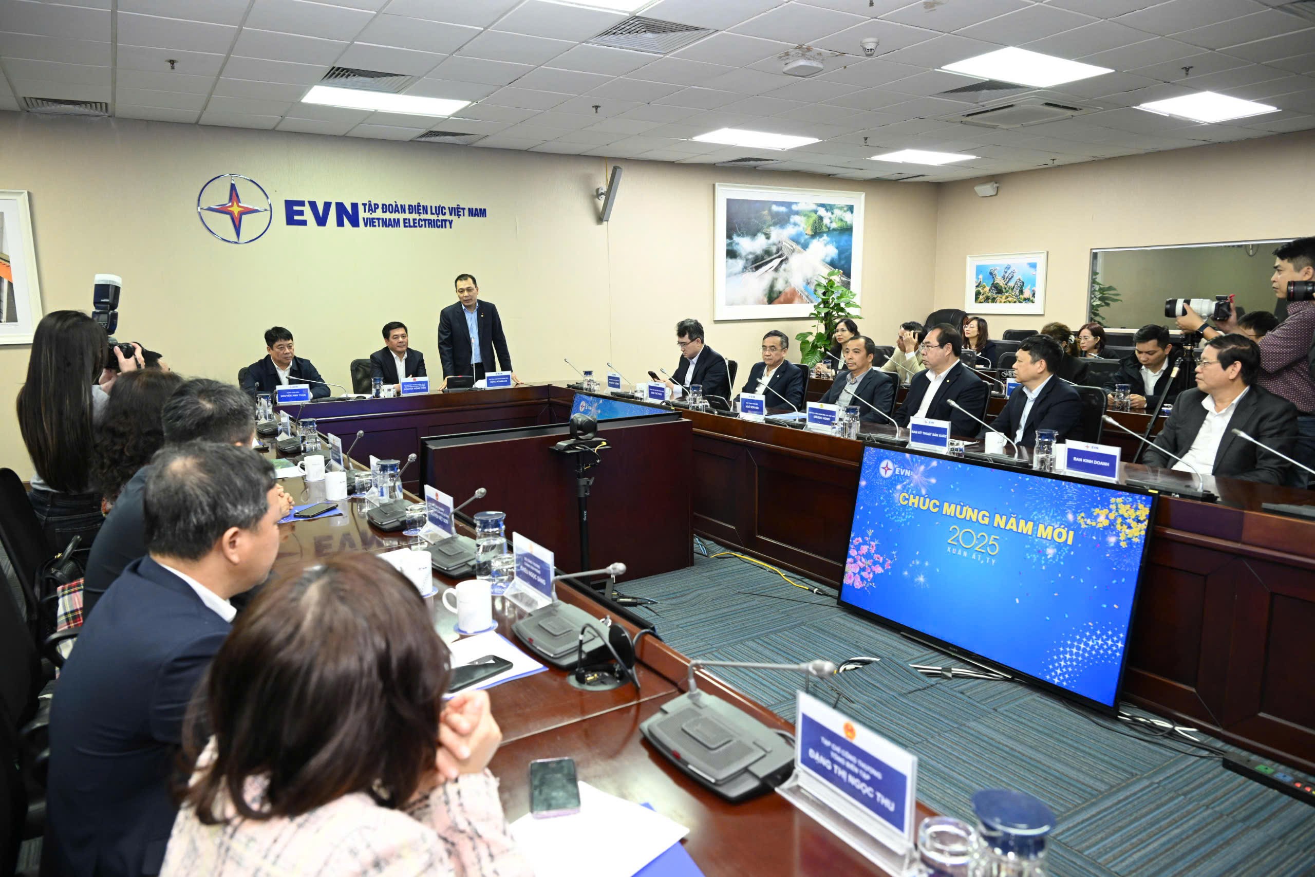 Bộ trưởng Nguyễn Hồng Diên: Không để thiếu điện trong mọi tình Bộ trưởng Nguyễn Hồng Diên: Không để thiếu điện trong mọi tình