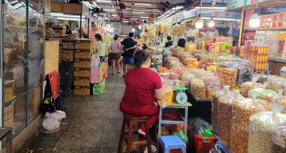 Một quầy gia vị tại Chợ An Đông đang chờ khách.