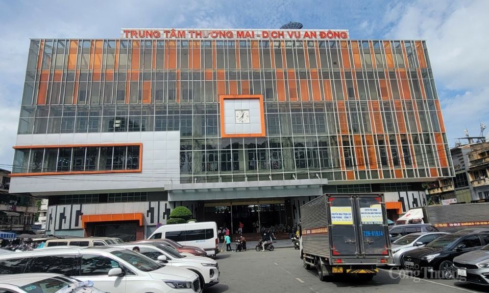 Các chợ truyền thống ngày càng vắng khách.