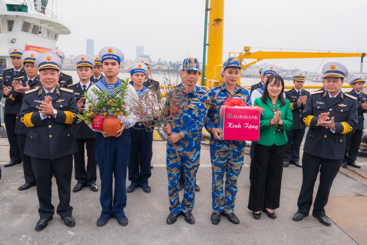 Hơn 300 tấn hàng Tết được gửi ra các đảo tiền tiêu