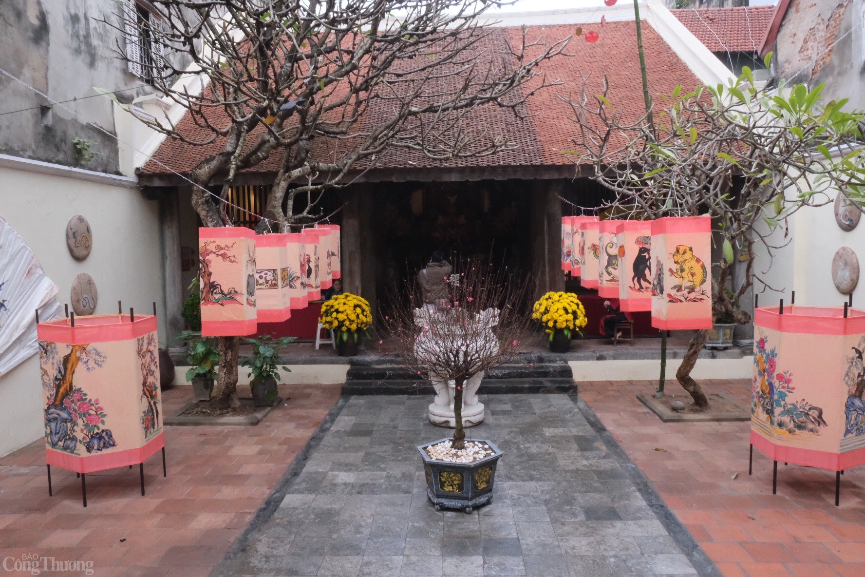 Bên cạnh đó, tại đình Kim Ngân (số 42-44 Hàng Bạc) cũng là một trong những điểm được du khách quan tâm. Ảnh: Lê An