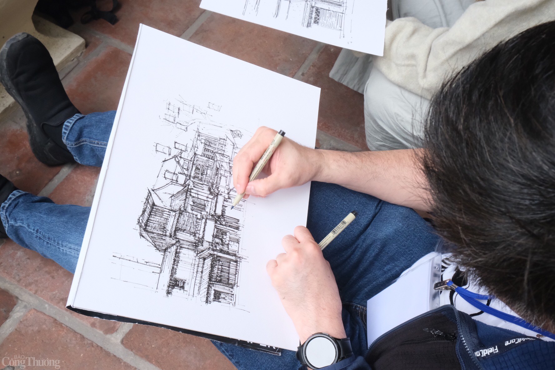 Anh Thanatwass, một họa sĩ kiến trúc đang sinh sống tại Bangkok, Thái Lan chia sẻ: “Năm nay, chúng tôi đã chọn du lịch Việt Nam để tận hưởng không khí đón Tết cổ truyền. Nhân dịp này, chúng tôi cũng có cơ hội thưởng thức các món ăn truyền thống như bánh c