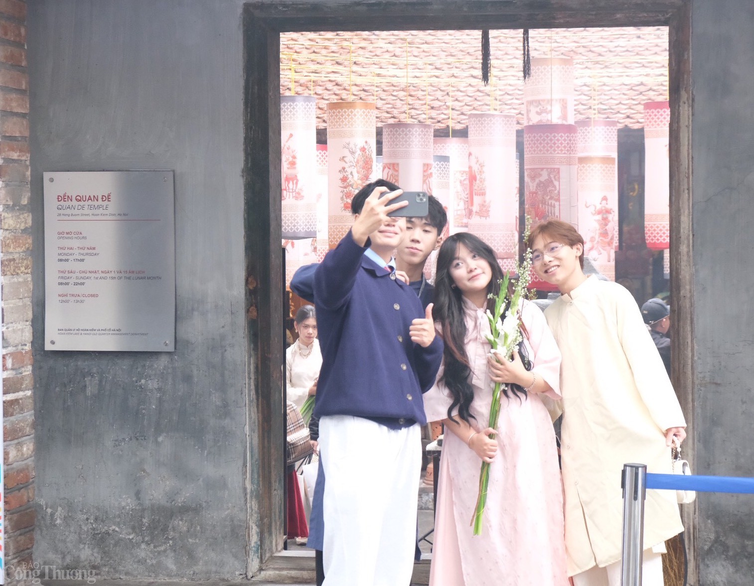 Để đón khách vui Xuân, chơi Tết, nhiều khu, điểm du lịch của Hà Nội đã chuẩn bị các sản phẩm du lịch văn hóa đậm màu sắc truyền thống diễn ra từ trước, trong và sau Tết. Ở khu vực nội thành, các điểm vui chơi đón Tết truyền thống hứa hẹn sẽ tiếp tục thu h