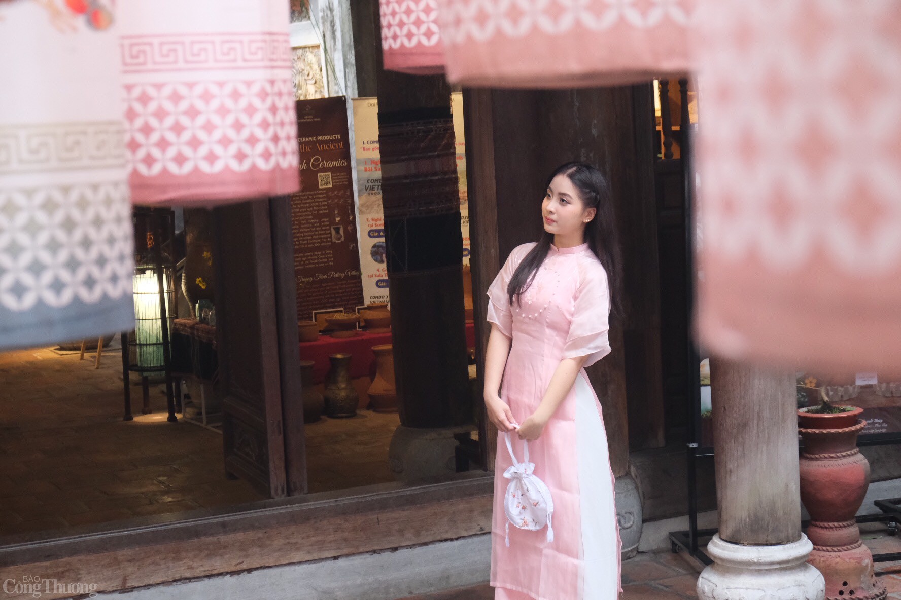 Với những nét kiến trúc cổ truyền truyền thống, nhiều thiếu nữ đã chọn Đền Quan Đế là nơi để chụp ảnh áo dài vào dịp Tết.  Bạn Minh Hương, trú tại quận Đống Đa, Hà Nội cho biết: “Mỗi dịp Tết, em thường rủ thêm bạn bè để đi chụp ảnh ở các di tích khu vực phố cổ. Ở đây, mình vừa có nhiều ảnh đẹp, vừa quan sát người dân tại phố cổ chuẩn bị, sắm sửa đón Tết, không khí này rất đặc trưng và không phải nơi nào cũng có đó. Một cảm giác rất riêng của Hà Nội”.  Ảnh: Lê An