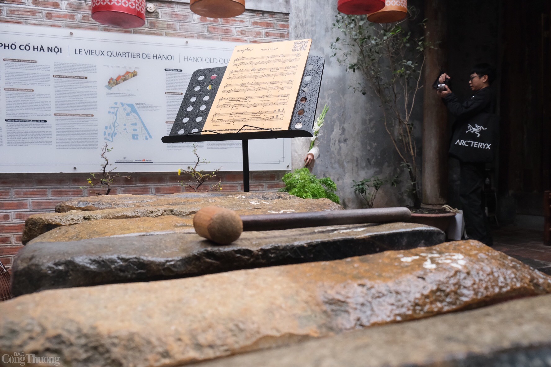 Tại đền, loại đàn đá được biết đến là truyền thống văn hóa tại tỉnh Phú Yên đã được trưng bày, phục vụ trải nghiệm cho du khách. Ảnh: Lê An