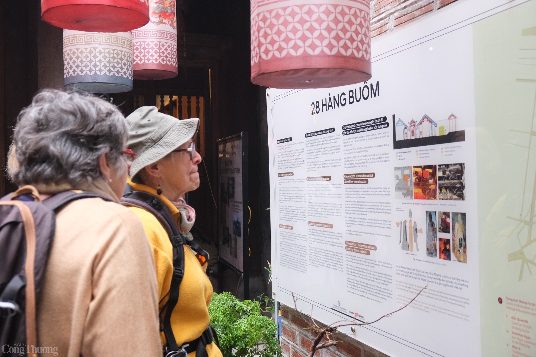 Du khách quốc tế tìm hiểu về di tích Đền Quan Đế. Ảnh: Lê An