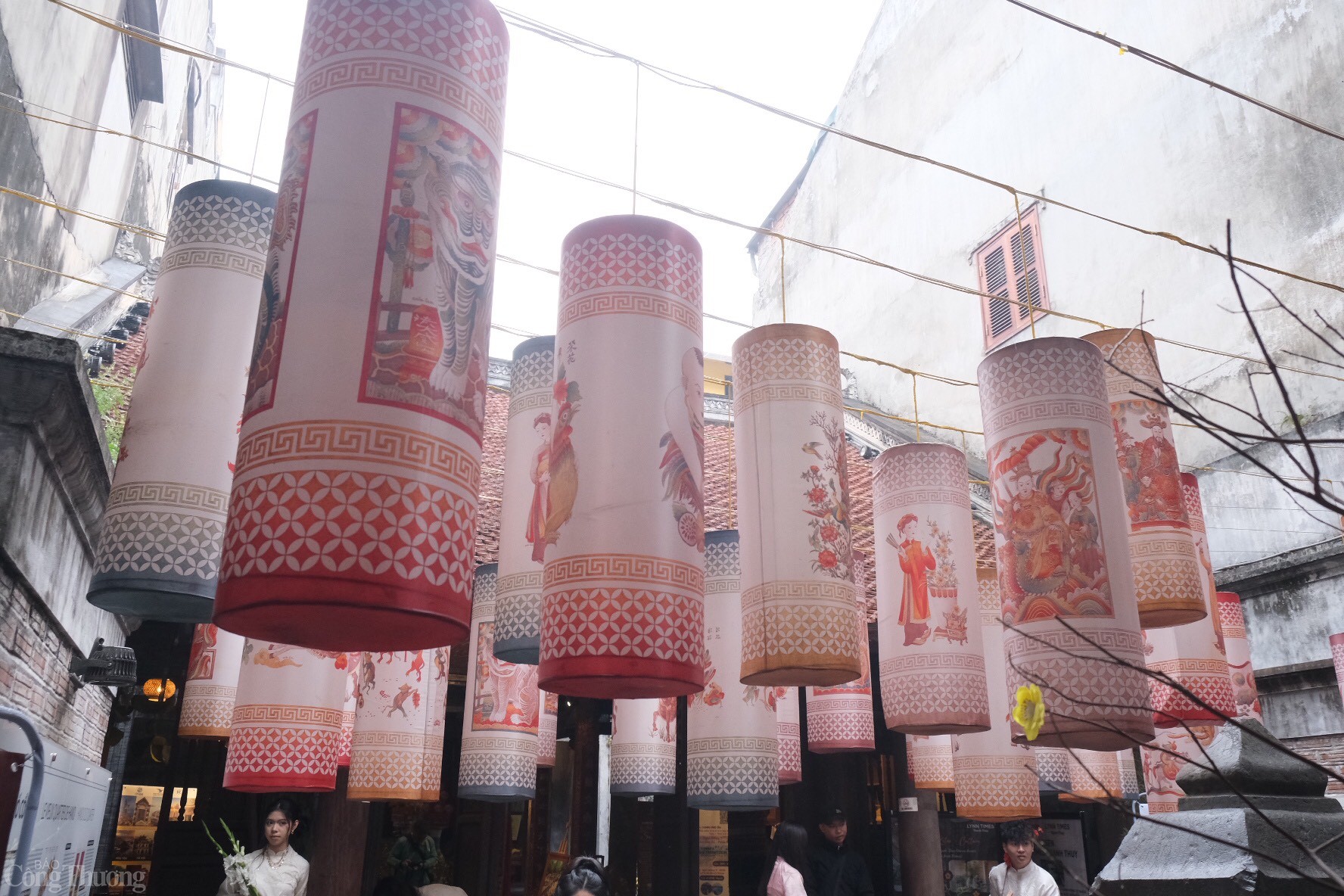 Đền được xây dựng vào năm 1819 và đã trải qua hai lần trùng tu vào đầu và cuối thế kỷ 19. Sang đầu thế kỷ 20, đền tiếp tục được cộng đồng người Hoa trùng tu và mở rộng. Tuy nhiên, những người tham gia quá trình trung tu và tôn tạo đều là người Việt Nam. Do đó ngoài các chi tiết trang trí của Trung Hoa, đền còn thể hiện được lối kiến trúc truyền thống độc đáo của nước ta, cụ thể là của khu vực đồng bằng sông Hồng, với kết cấu chủ yếu bằng gỗ lim cùng các hoạt tiết được chạm khắc tinh xảo. Ảnh: Lê An