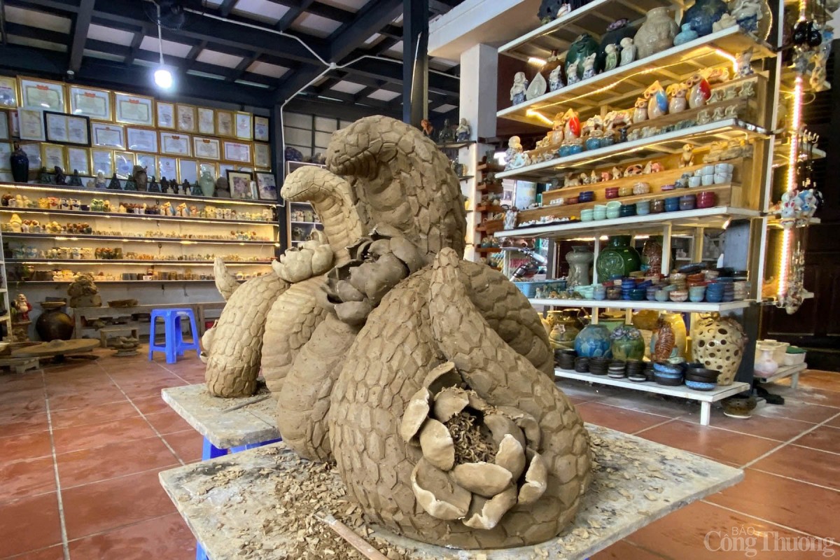 Tết Nguyên đán Ất Tỵ 2025, phường Thanh Hà (TP. Hội An) đặc các thợ làm gốm tại làng gốm Thanh Hà chế tác 6 linh vật rắn bằng gốm