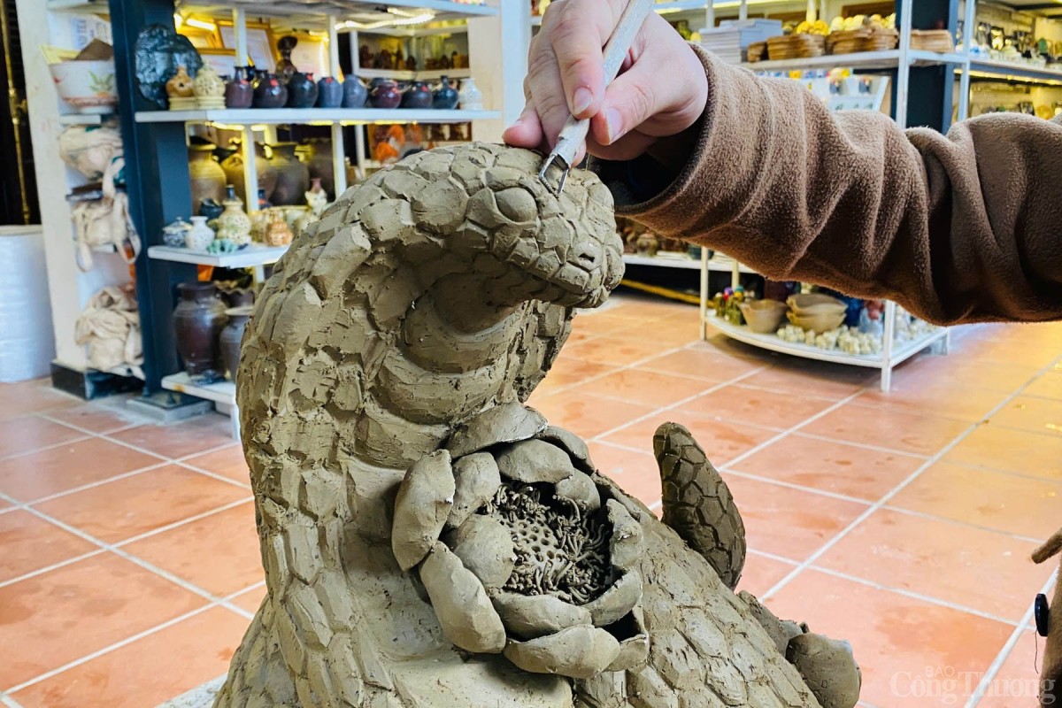 Nghệ nhân trẻ Nguyễn Viết Lâm chế tác cặp linh vật rắn hổ chúa (Ảnh chụp đầu tháng 1/2025)