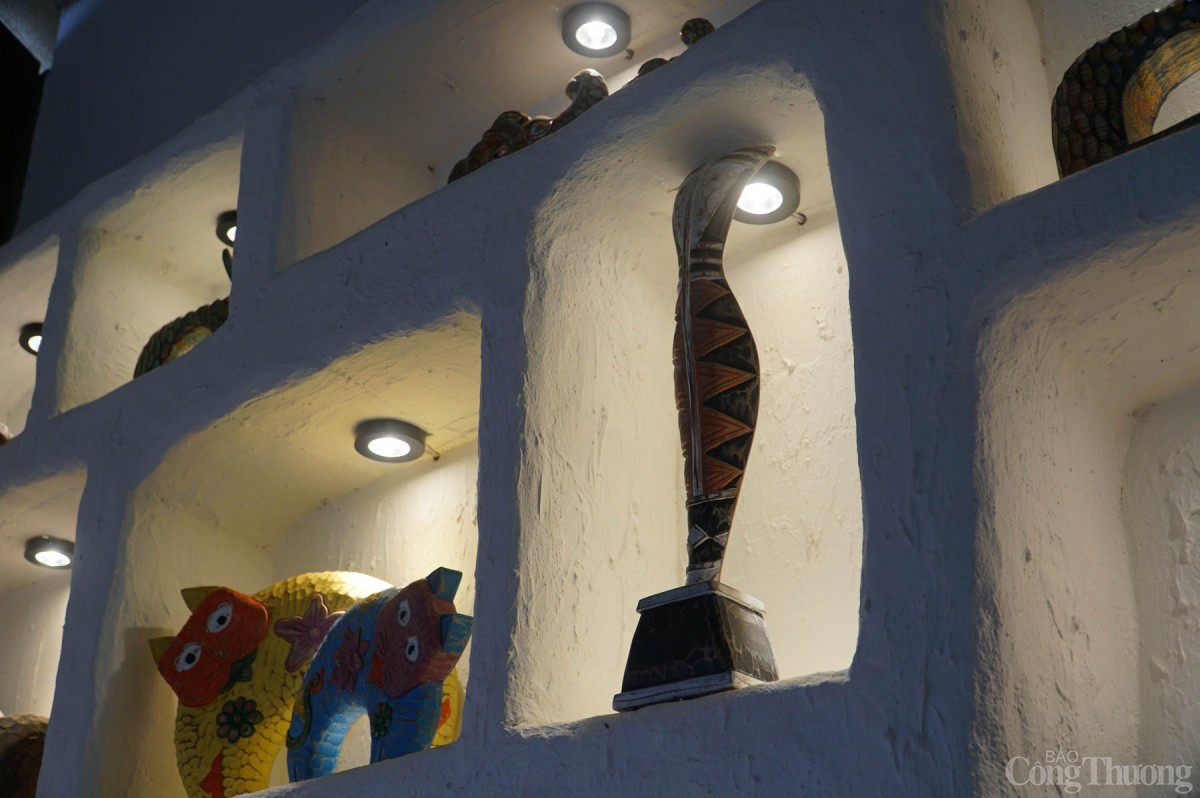 Tạo hình linh vật rắn từ gỗ rừng trồng tại làng Củi Lũ