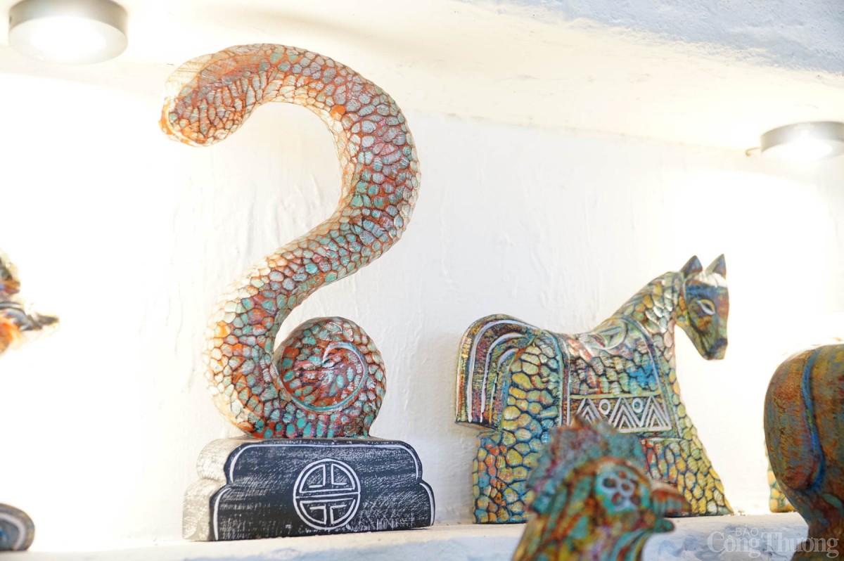 Qua bàn tay các nghệ nhân Hội An (TP. Hội An, tỉnh Quảng Nam), linh vật rắn dù ở tạo hình khác nhau, hoặc chất liệu khác nhau nhưng đều thể hiện được sự linh hoạt, tinh anh.