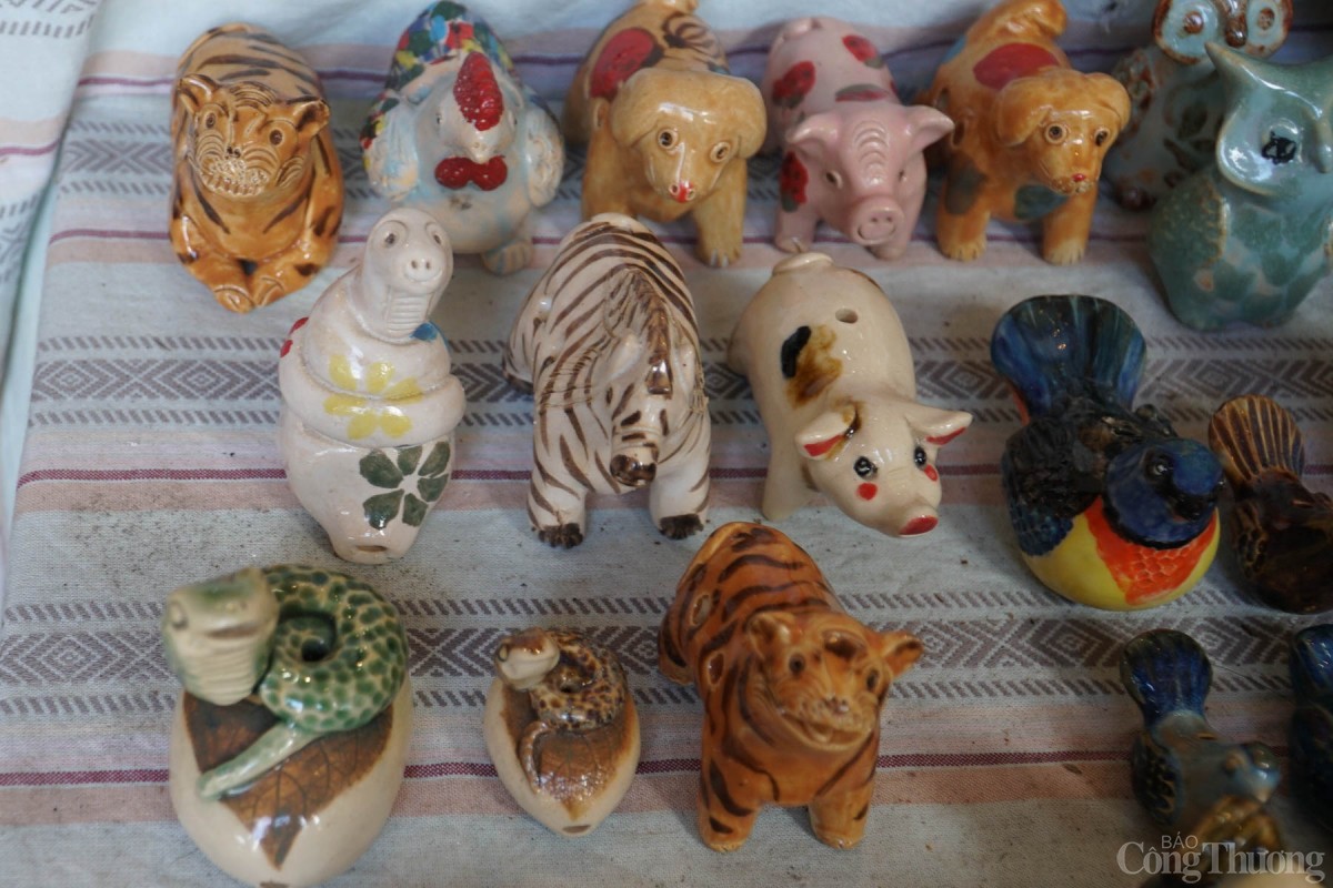 Linh vật rắn trong bộ 12 con giáp bằng gốm Thanh Hà – một sản phẩm du lịch của TP. Hội An rất được du khách ưa chuộng.