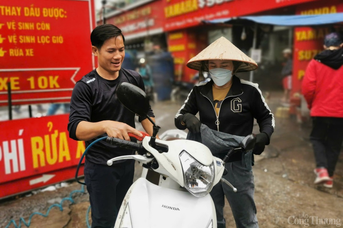 Ngày kiếm 15 triệu nhờ 'xông hơi' cho xe máy dịp Tết