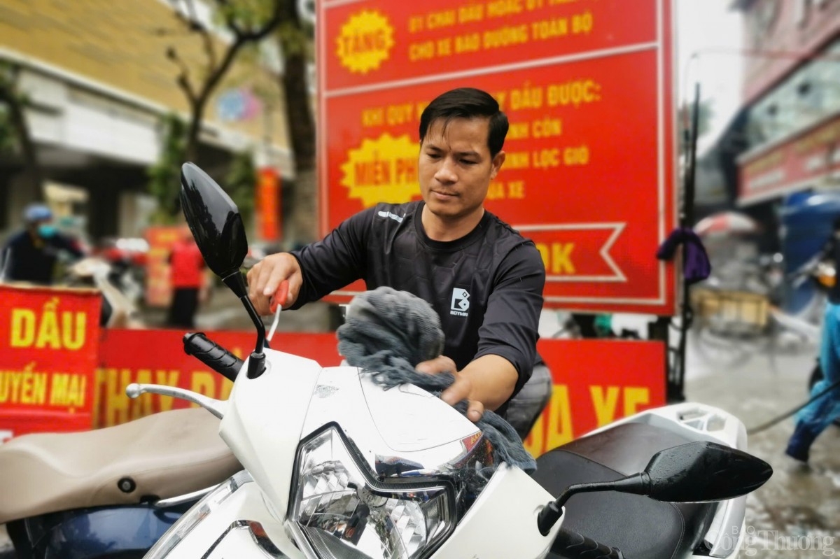 Ngày kiếm 15 triệu nhờ 'xông hơi' cho xe máy dịp Tết